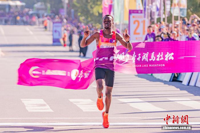 万名选手竞逐查干湖 马拉松赛展现生态魅力