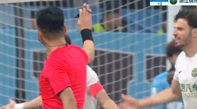 中超第5轮争议判罚引热议，邱兆俊提前鸣哨致刘