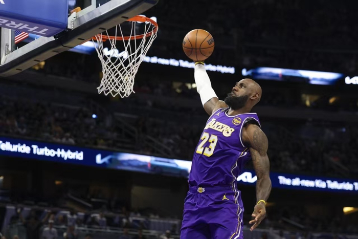 詹姆斯26+11+11率队胜勇士 布朗尼助攻创历史